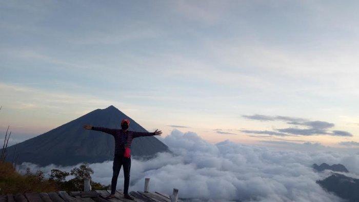 Suasana saat sunset di Kawasan Wisata Bukit Wolobobo di Bajawa Kabupaten Ngada, Minggu (12/7/2020).