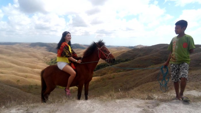 Pengunjung sedang berfoto di bukit Wairinding Sumba Timur