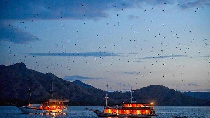 Pemandangan matahari terbenam atau sunset di Pulau Kalong, kawasan Taman Nasional Komodo Labuan Bajo, Provinsi NTT
