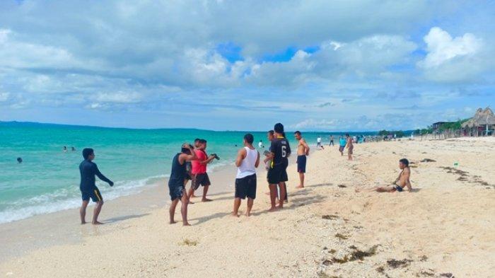 PANTAI TABLOLONG - Suasana pengunjung yang berwisata di Pantai Tablolong, Kecamatan Kupang Barat, Kabupaten Kupang. Minggu 5 Februari 2023