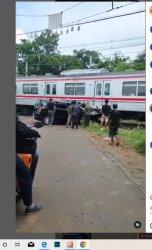 Mobil Mini Bus Terobos Ditabrak Kereta Api Jakarta-Serpong di Perlintasan Tanpa Pintu