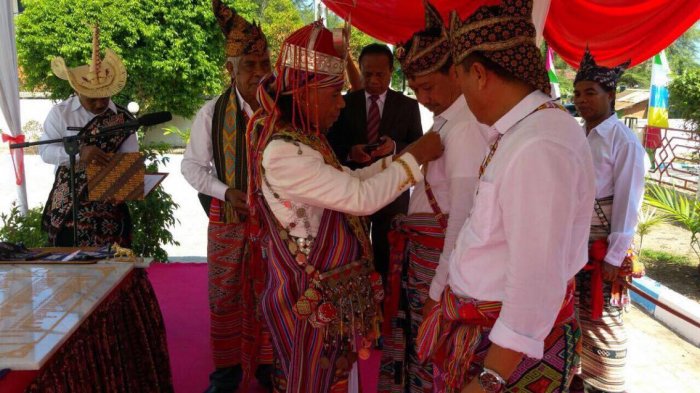 Meo Naek Teflopo Timor, Yoseph Ariyanto Ludoni menyematkan Satya Lencana Bintang Pengabdian kepada Kepala Divisi Pemasyarakatan Kemenkumham NTT, Hanibal, dan Kepala Lapas Kelas II A Kupang, Syarif Hidayat, Senin (30/10/2017).