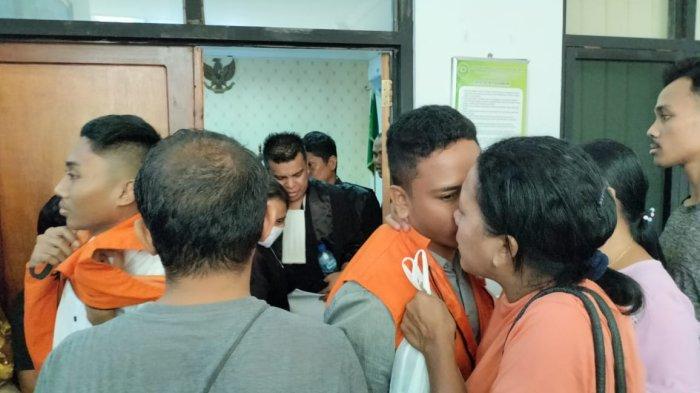 TERDAKWA – Richie Vannes Kana dan Alan manafe, dua dari empat terdakwa kasus pembunuhan transpuan Desy Tafuli, saat keluar ruang sidang usai pembacaan tuntutuan JPU di Pengadilan Negeri Kupang, Kamis (16/5).