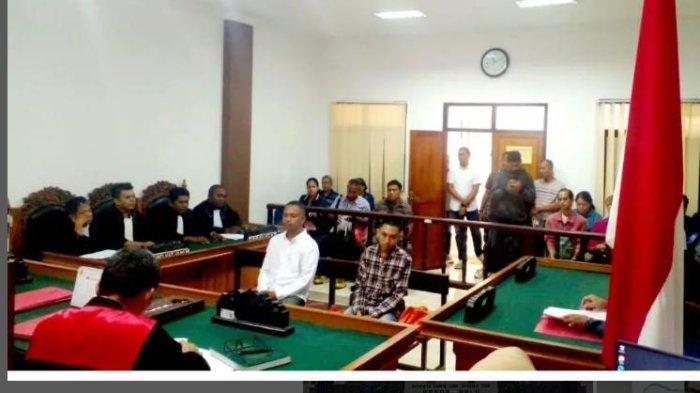 Dua terdakwa terduga pembunuhan transpuan di Maulafa saat menjalani proses persidang di PN Kupang jadi Berita Viral Lokal