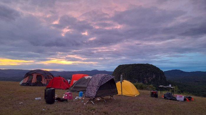 FATUKOPA - Tim IMI NTT saat berada di obyek wisata Bukit Fatukopa di Kabupaten Timor Tengah Selatan, Minggu, 9 April 2023.