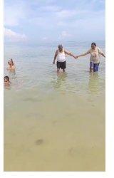 Tips pola hidup sehat di hari tua agar terhindari dari 3 S, seperti opa oma ini yang asyik bergandengan tangan dan mandi laut di pesisir Pantai Kelurahan Pasir Panjang, Kecamatan Kota Lama, kota Kupang, Rabu 6 Maret 2024
