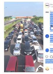 Puncak arus mudik di jalan tol padat Merayap terutama di Ruas Jalan Tol Cipali Jelang Idul Fitri 1445 H Berita Viral