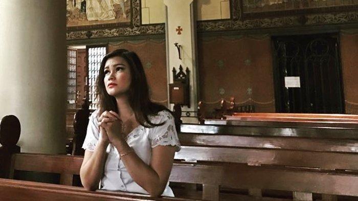 Tracy Trinita saat berdoa di gereja