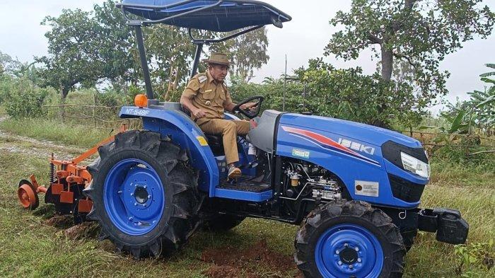 TRAKTOR - Bupati Belu, Willybrodus Lay, melakukan uji coba langsung traktor bantuan Presiden Prabowo melalui Kementerian Pertanian di lahan pertanian warga di Haekrit, Desa Persiapan Manleten Barat, Selasa (6/5/2025).