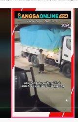 truk yang terparkir di kawasan Bougenville Tenggarong nyaris hangus terbakar