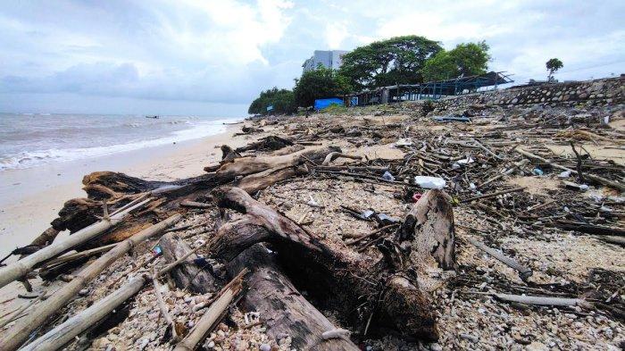Tumpukan sampah di pesisir Pantai Pasir Panjang, Kecamatan Kota Lama, Kota Kupang, Senin 28 Februari 2022.