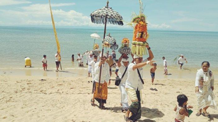 Umat Hindu di Kabupaten Belu melaksanakan upacara Melasti di Pantai Pasir Putih Atapupu, Desa Jenilu, Kecamatan Kakuluk Mesak, Kabupaten Belu, Senin (4/3/2019).