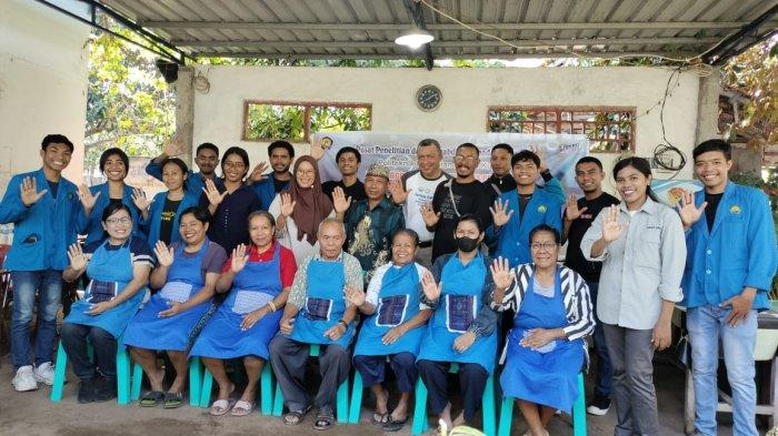 UMKM PAMBERS -- Wakil Direktur II Politani Kupang, Alexander Tanody,  bersama Ketua  Jurusan Perikanan dan Kelautan, Politeknik Pertanian Negeri (Politani) Kupang, Wahyuni Fanggi Tasik, EPi, Msi dan Ketua UMKM Pambers, Yohanis Pandie, dalam kegiatan LP3M,  Sabtu (29/6).