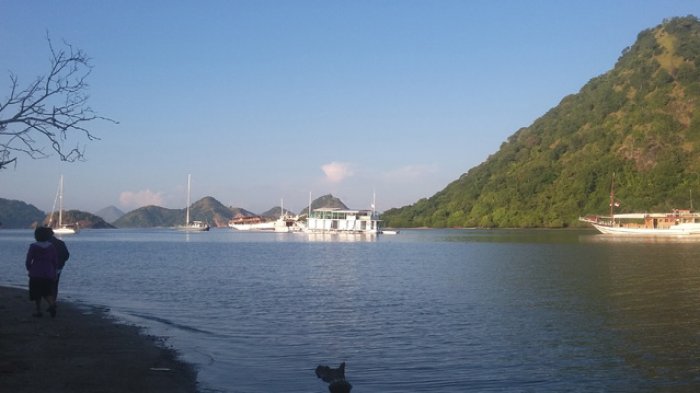 Pemandangan di Pantai Labuan Bajo, tepatnya di antara Wae Rana dengan Wae Cecu.