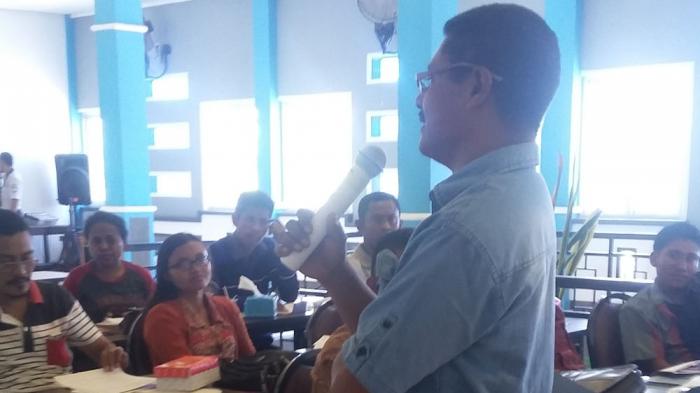 Wakil Ketua Bidang Pendidikan dan Pelatihan PWI NTT, Antonius Kleden, selaku nara sumber pelatihan jurnalistik, di Hotel Sumba Sejahtera, Kabupaten Sumba Barat, Jumat (21/10/2016).