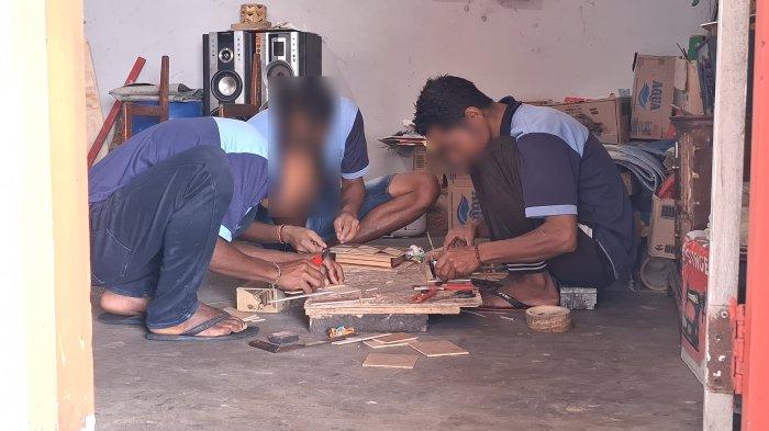 WARGA BINAAN - Warga Binaan Rutan Kelas IIB Bajawa saat mengerjakan kerajinan tangan berbahan dasar Bambu.