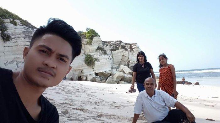 PANTAI WATU BELA - Keindahan Pantai Watu Bela Ibarat Bidarai tidur na Menantang membentang mulus di bibir Pantai diantara indahnya Bukit Karang Cadas Mengigit