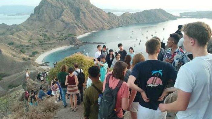 Wisatawan saat berkunjung ke Pulau Padar, kawasan Taman Nasional Komodo, Labuan Bajo, Manggarai Barat, NTT.