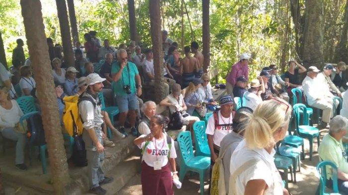 Wisatawan mancanegara, Selasa   (3/12/2019) diterima di  Sanggar  Bliran  Sina,  Kampung Watublapi, Kecamatan Hewokloan, kabupaten Sikka, Pulau   Flores.