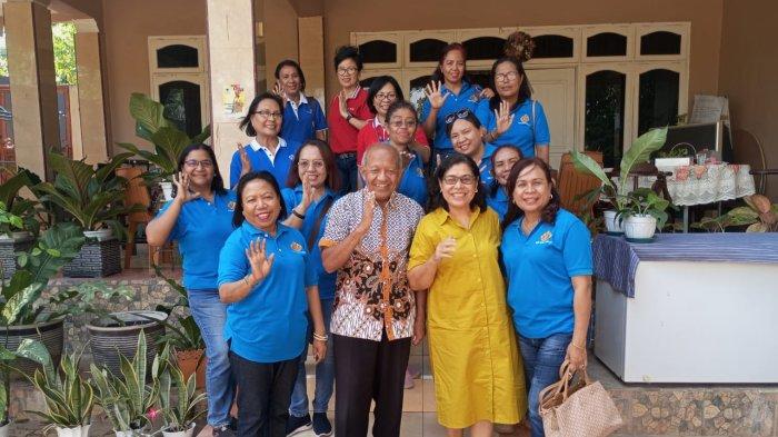 PURNA TUGAS - Pengurus dan anggota WKRI DPD NTT mengunjungi salah satu Ketua Presidium yang purna tugas Ny. Ursula Dando Lio dan keluarga.