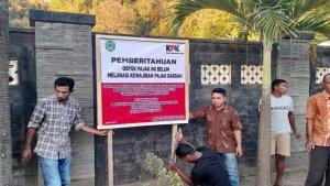 Pemasangan-plang-pemberitahuan-pajak-di-salah-satu-lokasi-penunggak-pajak-di-Labuan-Bajo.jpg