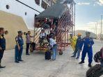 Aparat-keamanan-melakukan-pemeriksaan-terhadap-penumpang-KM-Binaiya-di-Pelabuhan-Marina-Labuan-Bajo.jpg