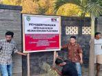 Pemasangan-plang-pemberitahuan-pajak-di-salah-satu-lokasi-penunggak-pajak-di-Labuan-Bajo.jpg
