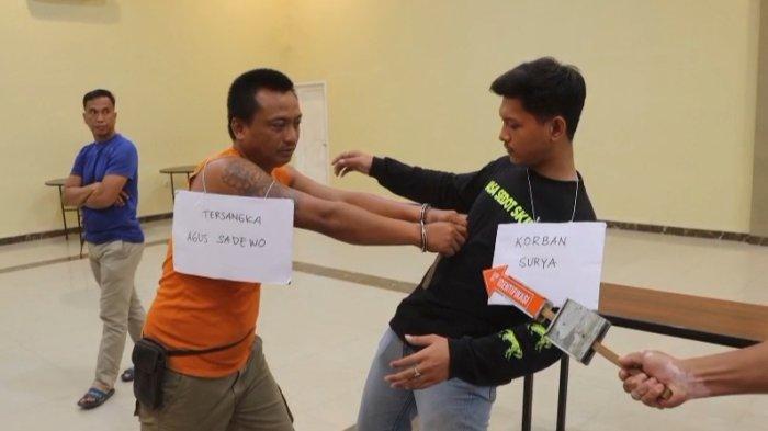 22 ADEGAN - Jajaran Polres Lampung Tengah menggelar pra rekonstruksi kasus penikaman berujung kematian yang dilakukan tersangka AGS (41) pada Minggu (18/5/2025). Ada 22 adegan yang dilakukan tersangka.