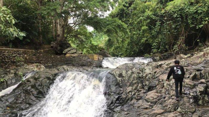 Air Terjun Batu Bertapak merupakan tempat wisata di Lampung yang menawarkan pesona alam pegunungan dan sungai yang sejuk dan segar. 