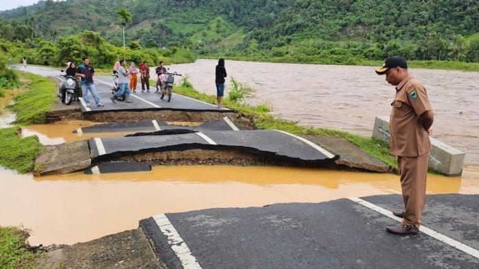 Ratusan rumah di Bima terendam banjir, jalan terputus