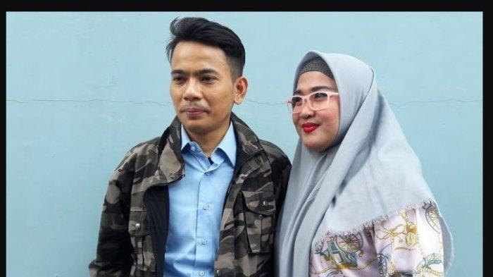Aris Idol bersama Fany, istrinya.
