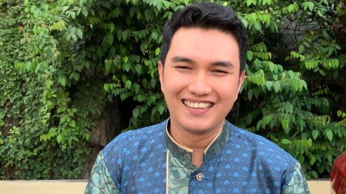 Aldi Taher saat tampil di panggung musik