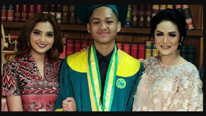 Azriel Hermansyah bersama Ashanty (kiri) dan Kris Dayanti (kanan).