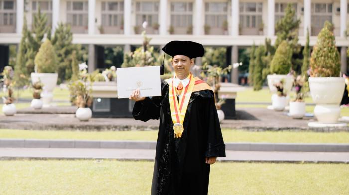 BERGELAR DOKTOR - Salah satu dosen terbaik Universitas 1321