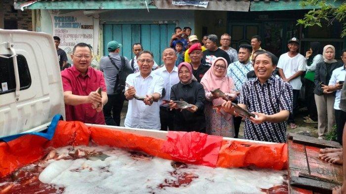 Komisi IV DPR RI dan BPPMHKP Lampung Bagi Ikan di Panjang dan Kemiling, Sudin: Bisa Atasi Stunting  - Bagi-ikan-di-panjang.jpg