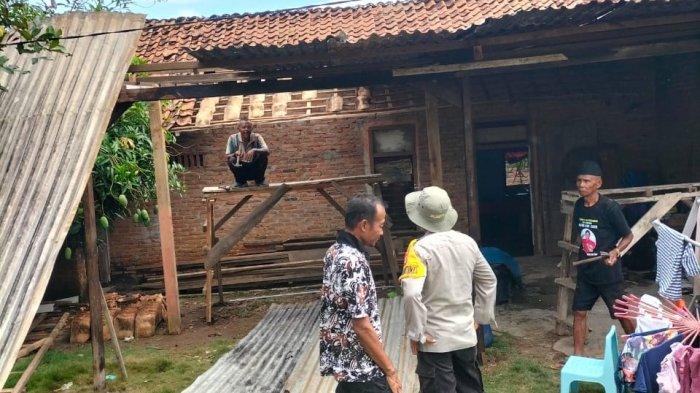 Bhabin Polsek Blambangan Umpu Bantu Warga Rumah Ambrol dengan Sembako