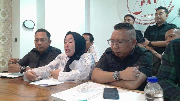 Bunda Dor Dor atau Susilawati saat menyampaikan keterangan persnya kepada awak media, di Bandar Lampung, Rabu (22/1/2025).