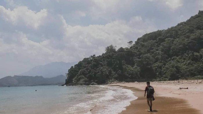 Pantai Minang Rua berada di pesisir Desa Kelawi, Kecamatan Bakauheni, Lampung Selatan, Lampung. Ada berbagai cerita rakyat yang ada di balik nama Pantai Minang Rua.