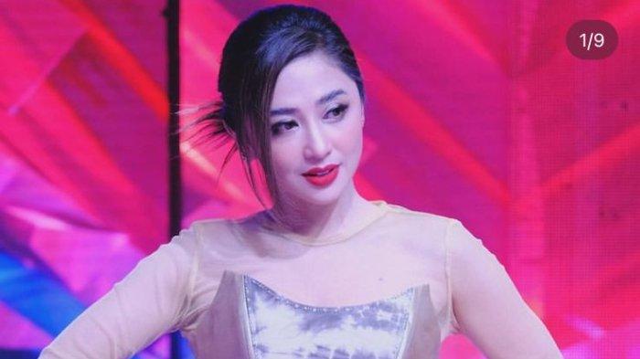 Dewi Perssik.