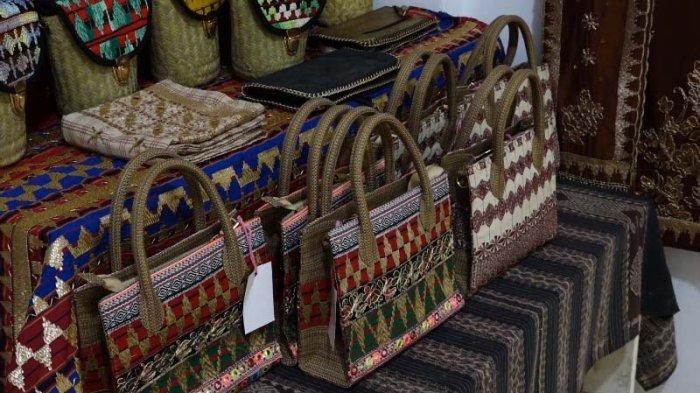 
TAS DARI LIMBAH PLASTIK - Deretan tas karya Dija Style, Kamis (20/2/2025). Dija Style hadirkan koleksi tas dari limbah plastik. 
