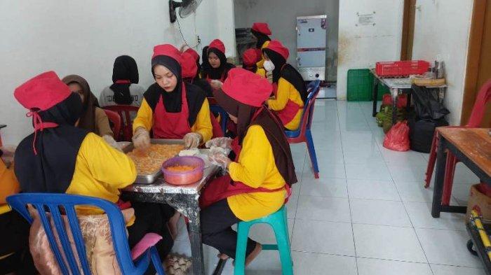 Para pekerja di rumah produksi Dimsum Seceng Seosilo yang merupakan tetangga sekitar.