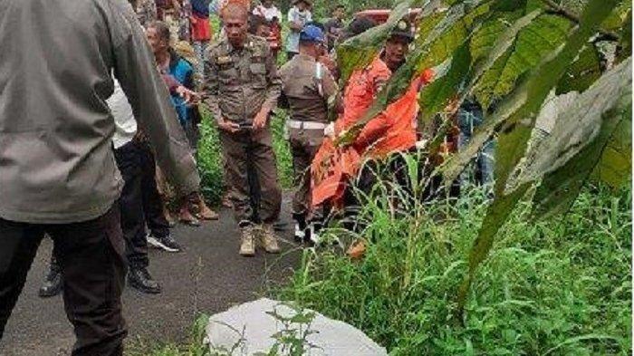 JASAD DALAM KARUNG - Siswi MTs ditemukan tewas terbungkus karung di Sungai Tarab, Tanah Datar, Sumatera Barat, Rabu (19/2/2025). Ibu tak hiraukan pesan ancaman pembunuhan karena mengira iseng tak lama dari itu syok karena siswi MTs ditemukan tewas terbungkus karung.