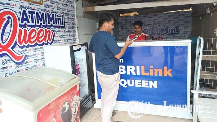 SUKSES LEWAT BRILINK: Irawan Yanto saat melayani pelanggan BRILink di desa Tanjungmas Makmur, Kecamatan Mesuji Timur Kabupaten Mesuji, Minggu (9/3/2025).