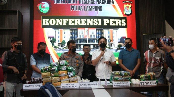 Petugas Polda Lampung Memeriksa Kendaraan yang Menyimpan Sabu