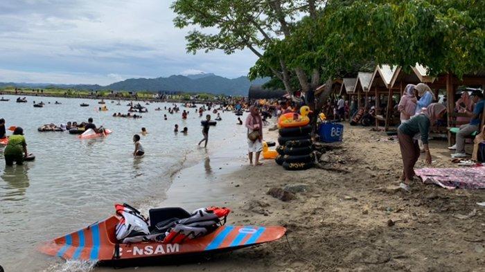 Kawasan Wisata Pantai Bensam, Kecamatan Teluk Pandan, Kabupaten Pesawaran, Lampung.