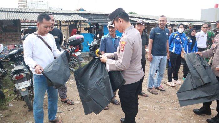 warga dan anggota polisi sedang bekerja sama membersihkan area halte