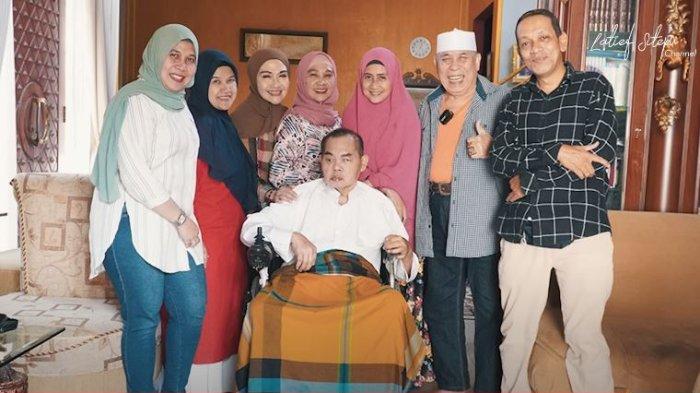 Rekan artis sinetron menjenguk Mat Solar. 
