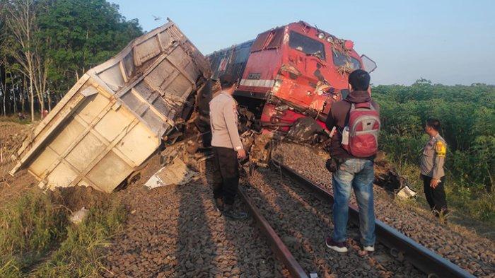 Kondisi pasca kecelakaan kereta api penumpang dengan truk fuso di Lampung Utara.
