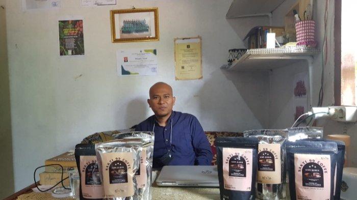 Winardi Yusuf, owner Kopi Sakti 99, UMKM kopi di Pesawaran, Lampung yang mengambil bahan baku dari petani kopi Gunung Betung, Pesawaran, Lampung.