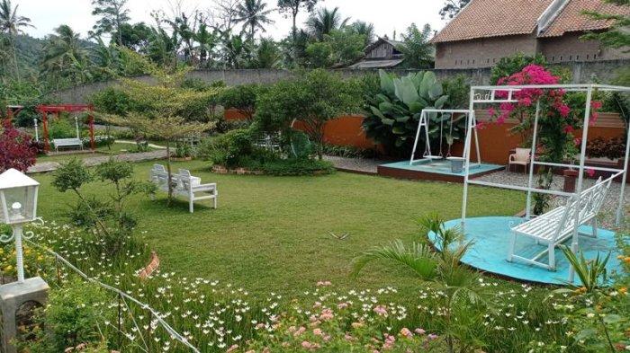 Suasana di taman bunga Lentana Garden di Pekon Gisting Atas, Tanggamus yang terlihat asri karena banyak bunga yang menambah kesejukan dan ada kolam renang untuk anak-anak.